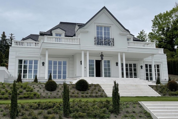 Thumbnail for Villa in der Schweiz in Szene gesetzt mit der Balustrade 1103